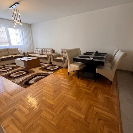 Big Spacious Apartment In Pej Center With Wi-Fi Peje Buitenkant foto