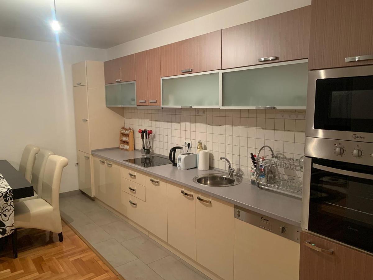 Big Spacious Apartment In Pej Center With Wi-Fi Peje Buitenkant foto