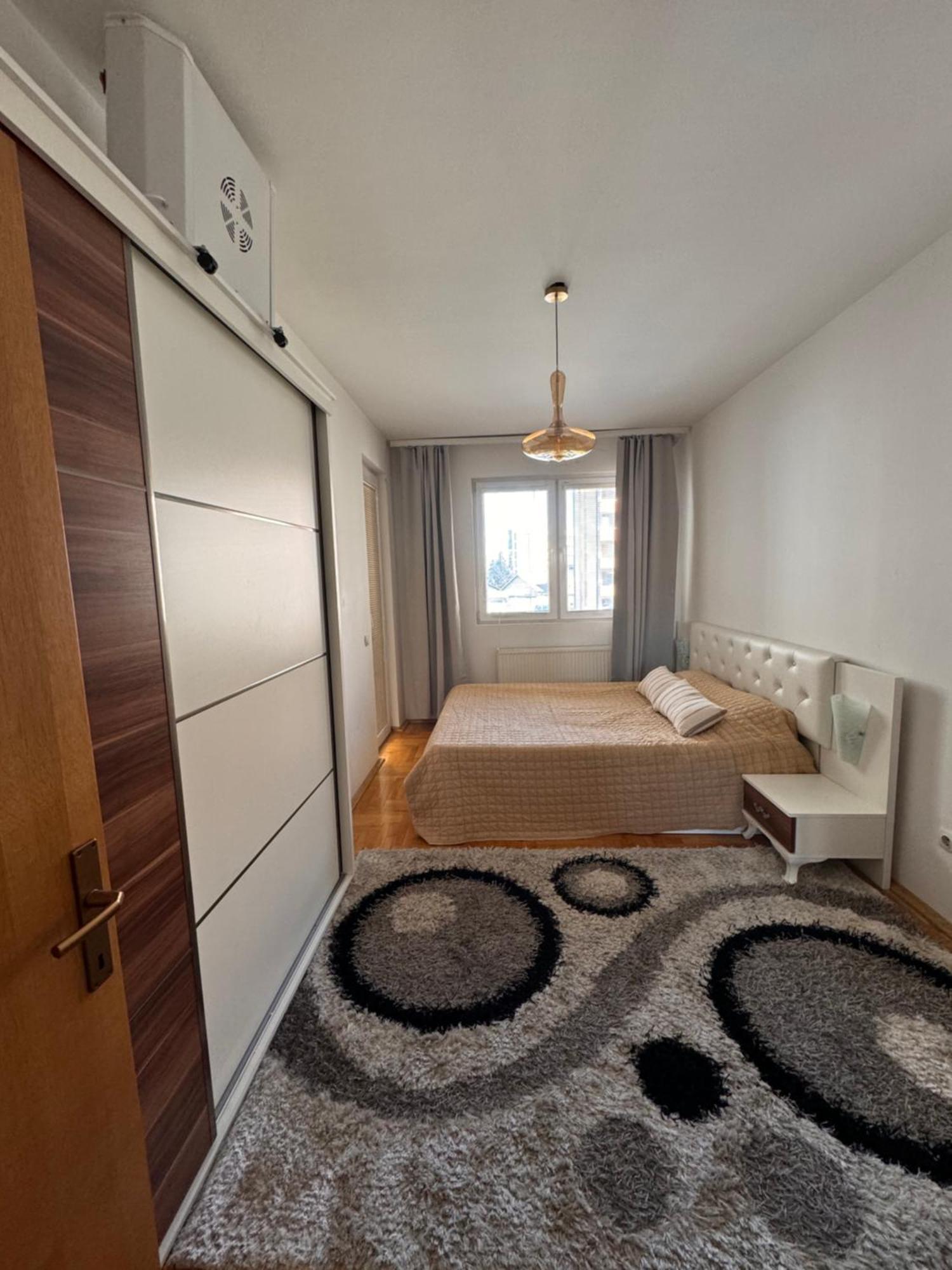 Big Spacious Apartment In Pej Center With Wi-Fi Peje Buitenkant foto